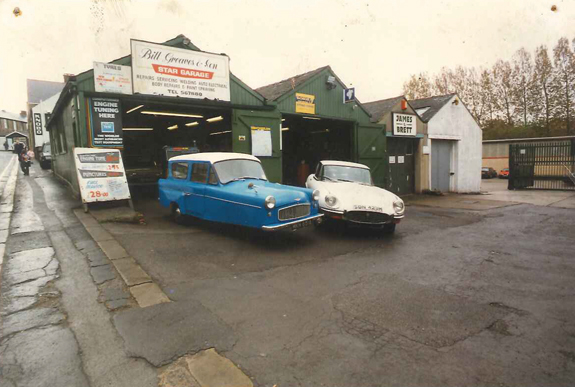 blue 3 wheeler with jaguar